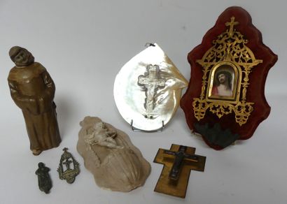 null Lot d'OBJETS religieux comprenant bénitier en bronze et plaques de porcelaine,...