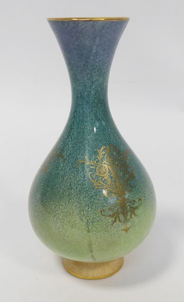  MINTON, Vase SOLIFLORE en porcelaine poudrée en camaïeu de vert et bleu à décor...