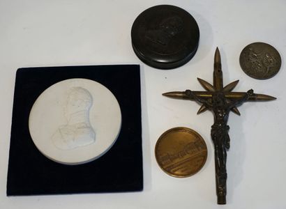 null Un médaillon en porcelaine et une boite au profil de Louis-Philippe, deux médailles...