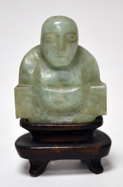 null Petit SUJET en jade vert incisé, divinité assise. H. 4 cm Socle de bois.