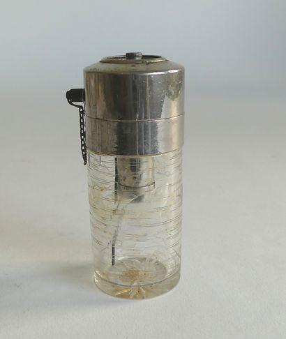 null Travail français (années 20). Flacon vaporisateur de section et forme cylindrique...