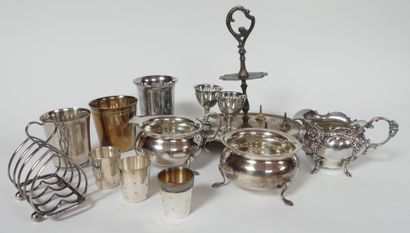 null Lot en métal argenté dont PORTE COQUETIER, TIMBALES, CREMIERS, PORTE TOAST,...