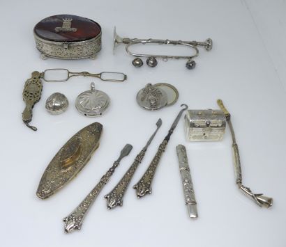 null LOT de petits objets de vitrine en argent: hochet "Trompette" (acdt et manques),...