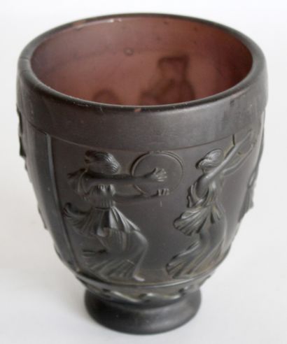 Georges de FEURE (1868- 1943) Vase en pâte de verre violette moulée ornée d'une...