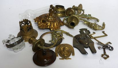  Lot d'éléments en bronze comprenant appliques de piano, entrées de serrures, bronzes...