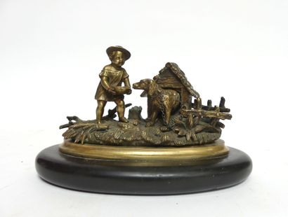  ENCRIER en bronze figurant une fillette nourrissant son chien, le toit de la niche...