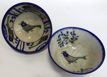 null Deux BOLS en céramique à décor d'oiseaux et frises bleues et vertes. Diam. 14...