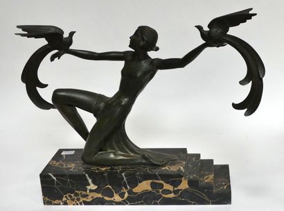 null DANSEUSE aux oiseaux. Sujet en bronze sur socle de marbre. Vers 1930. 54 x 67...