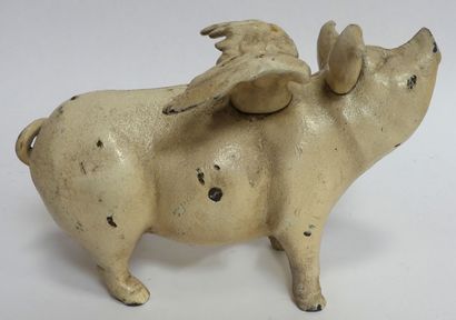 null TIRELIRE en fonte émaillée blanc figurant un cochon ailé. 20 x 31 cm.