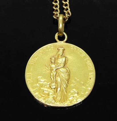 null MEDAILLE en or jaune ornée d'une Vierge à l'Enfant , annotée "ND des Victoires...