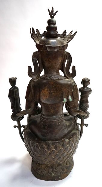 null CHINE. GROUPE en bronze à patine brune, Guanyin assise sur une fleur de lotus,...