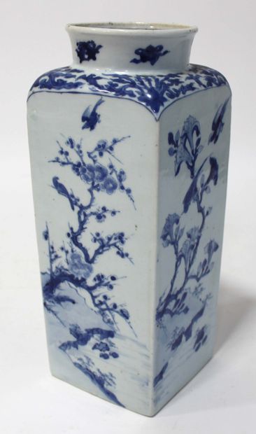 CHINE - XVIIIe siècle Vase à section carrée...