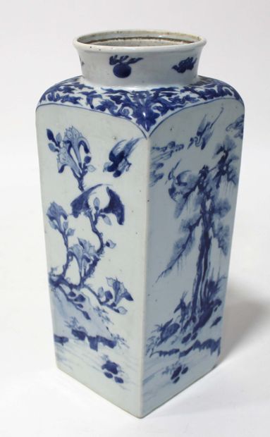 null CHINE - XVIIIe siècle Vase à section carrée en porcelaine décorée en porcelaine...