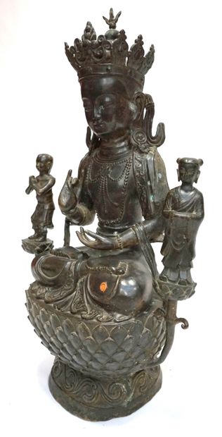 null CHINE. GROUPE en bronze à patine brune, Guanyin assise sur une fleur de lotus,...