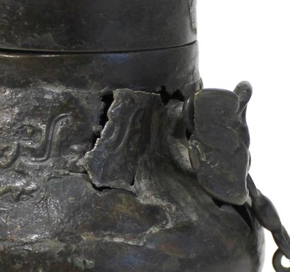 null CHINE - Epoque MING (1368 - 1644) Vase archaïsant couvert du type "you" en bronze...