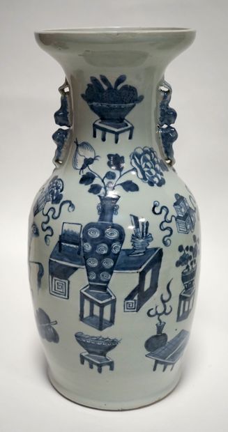 null CHINE. VASE en porcelaine à décor bleu et blanc de vases et à l'échantillon...
