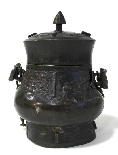 null CHINE - Epoque MING (1368 - 1644) Vase archaïsant couvert du type "you" en bronze...