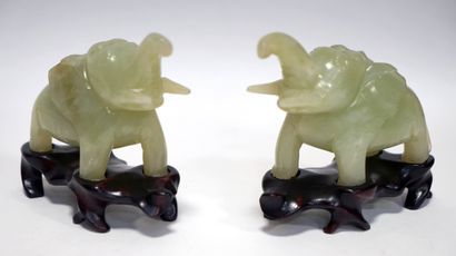 null CHINE. Paire de petits ELEPHANTS en jade vert ou serpentine verte. (Petit éclat)....