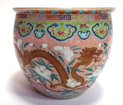null CHINE. AQUARIUM en porcelaine de Chine de type famille rose, XIXe. (Importants...