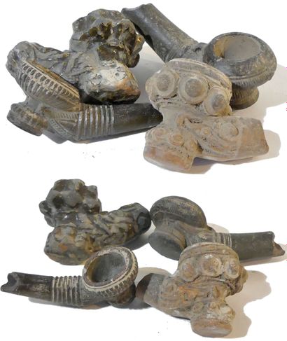 null Lot de 4 pipes en terre cuite avec décor lotiforme provenant de la région de...