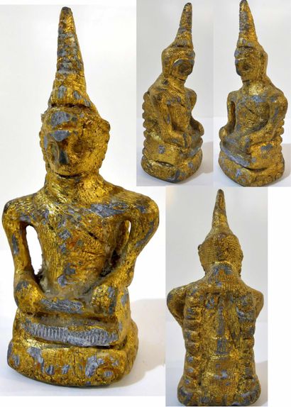 null Bouddha en plomb doré assis sur un socle avec inscriptions gravées, les 2 mains...