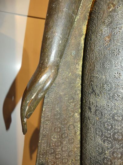 null 
Exceptionnel Bouddha en bronze debout, les mains le L. du corps, sur socle...