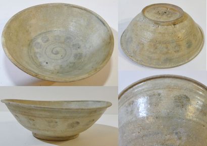 null Very fine beige celadon bowl with black decoration inside and outside of lotus,...