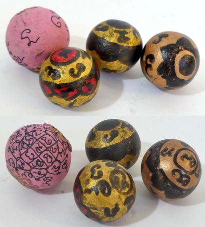 Lot de 4 amulettes en forme de boule de différentes...