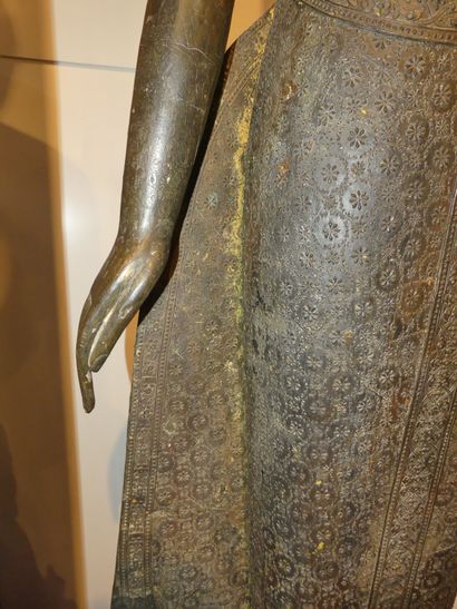 null 
Exceptionnel Bouddha en bronze debout, les mains le L. du corps, sur socle...