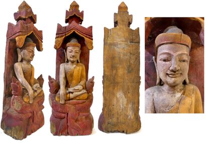 Bouddha en bois polychrome assis sous une...