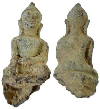 null Bouddha en bronze au socle ruiné - Pièce de fouille - Birmanie : Shan - XVIIe...