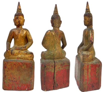 null Bouddha en bois doré assis en position de la prise de la terre à témoin (Bhûmisparsa...