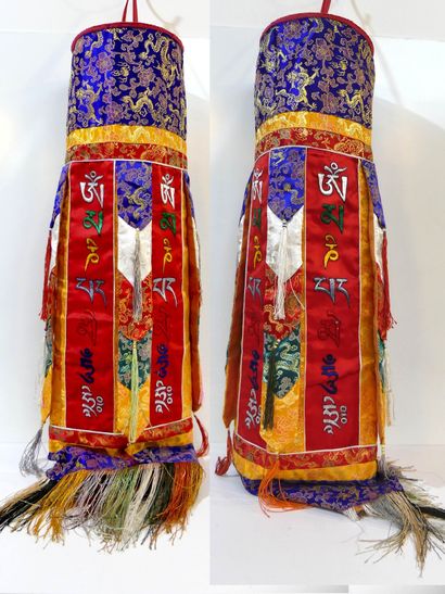 null Buddhist temple decoration to hang, in polychrome satin fabric and cylindrical...