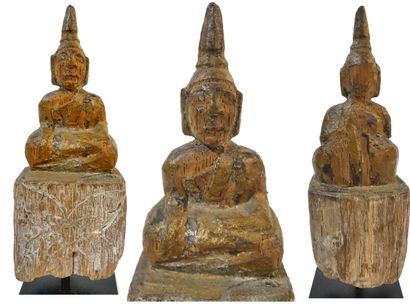 null Bouddha en bois partiellement laqué assis dans la position de la prise de la...