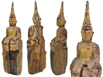 null Bouddha en bois érodé partiellement doré assis dans la position de la prise...