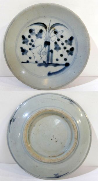 null Small plate in porcelain with blue decoration of foliage and flowers - Chinese...