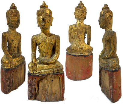 null Bouddha en bois doré assis dans la position de la prise de la terre à témoin...