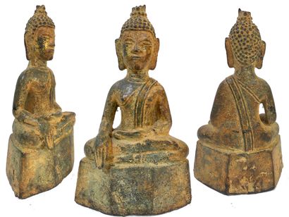 Bouddha en bronze assis dans la position...