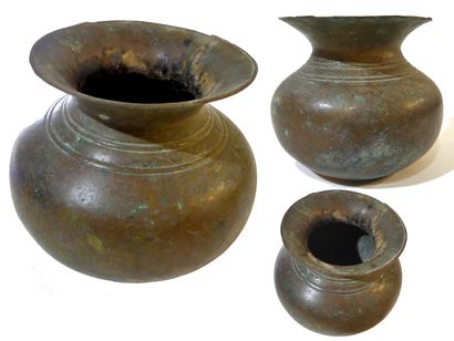 Bronze spittoon with flared neck - Cambodia...