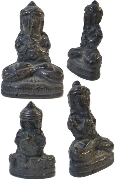  Amulette représentant Bouddha assis se cachant le visage - Thaïlande - H. 4,5 c...