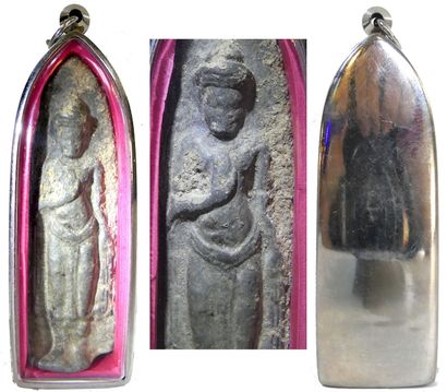 null Rare Amulette en métal blanc dans une châsse en aluminium représentant Bouddha...