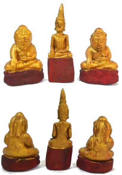 null Lot de 3 petits Bouddhas "lotus" votifs en bois laqué et doré assis dans la...