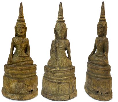 null Bouddha en bois partiellement doré assis dans la position de la prise de la...
