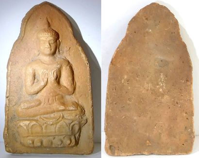 null Plaquette votive en terre cuite représentant Bouddha en Dharmachakra mudrâ assis...