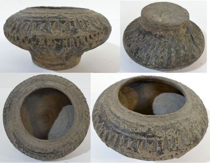 null Pot sur pied en terre cuite trouvé dans la région de Lopburi avec glaçage brun...