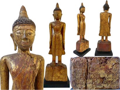 null Bouddha en bois laqué doré debout sur socle rectangulaire avec inscriptions...
