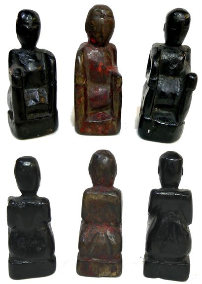 Set of 3 kneeling figures in lacquered wood...