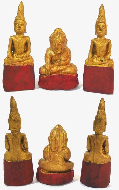 null Lot de 3 petits Bouddhas "lotus" votifs en bois laqué et doré assis dans la...