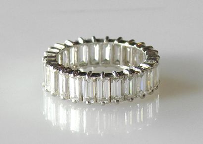 null ALLIANCE américaine en or blanc sertie de diamants baguette. Poids brut 4,8...