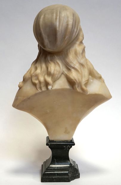 null Adolfo CIPRIANI (1880-1930). BUSTE d'orientale au foulard en albâtre, socle...